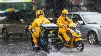 外卖小哥停车吃瓜,街头一幕引发网友热议