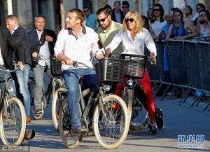 骑行车吃瓜,共享瓜果时光