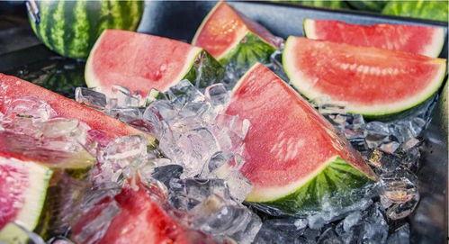 打架现场吃瓜图片高清,高清还原一场激烈打斗的瞬间