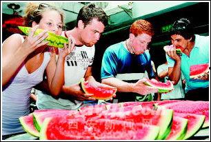 吃瓜被杀外国人