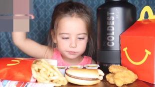 外国萌娃吃瓜,外国萌宝的欢乐食瓜时光