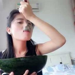 吃瓜没形象视频